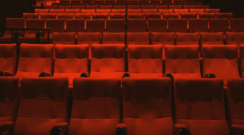 documental de Oasis: butacas rojas de cine vacías