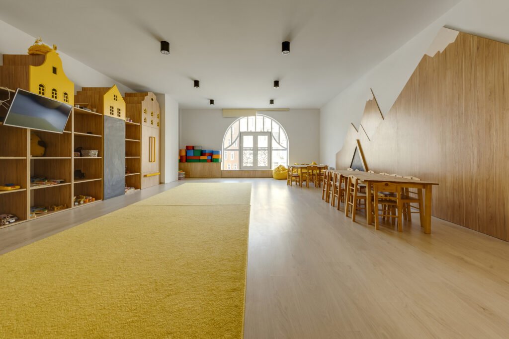 obligatoriedad escolar: aula de jardín de infantes con mesas y sillitas