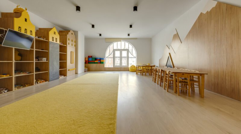 obligatoriedad escolar: aula de jardín de infantes con mesas y sillitas