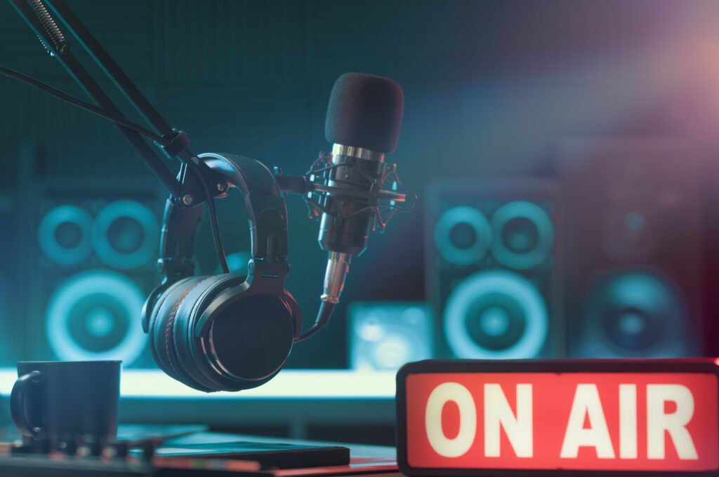 Oscar González Oro: equipo de estación de radio con cartel On Air