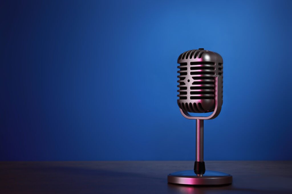 Oscar González Oro: micrófono retro sobre fondo oscuro en homenaje a la radio