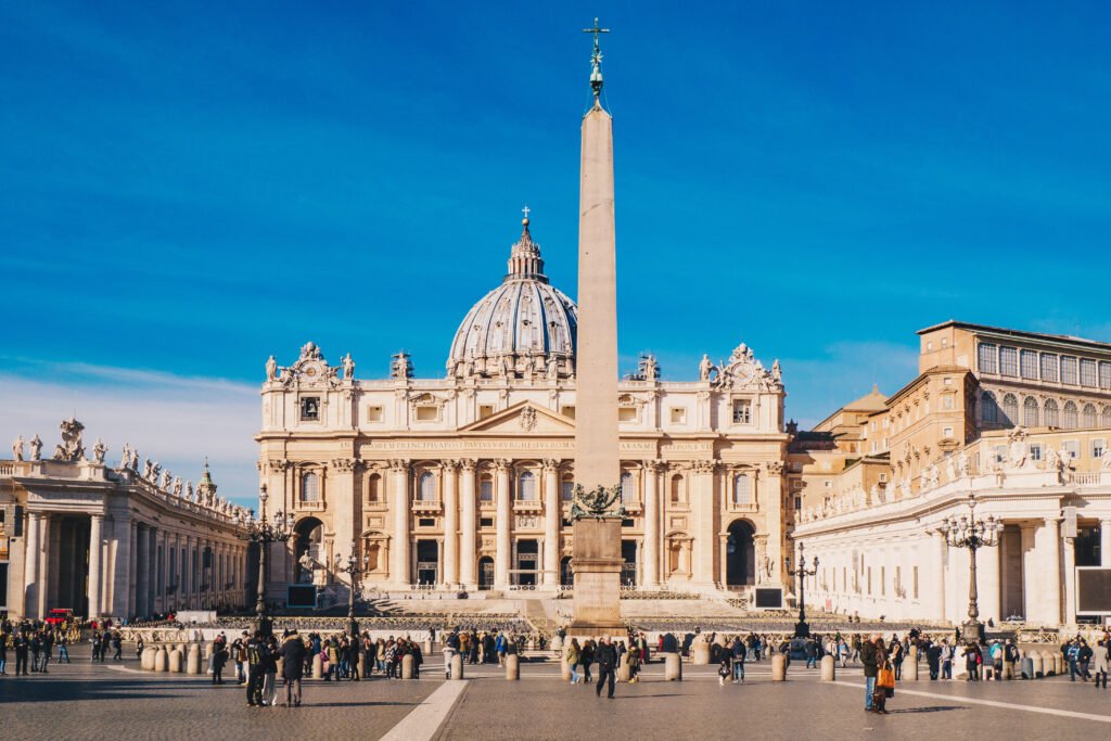 papa León XIV: Plaza y Basílica de San Pedro en el Vaticano