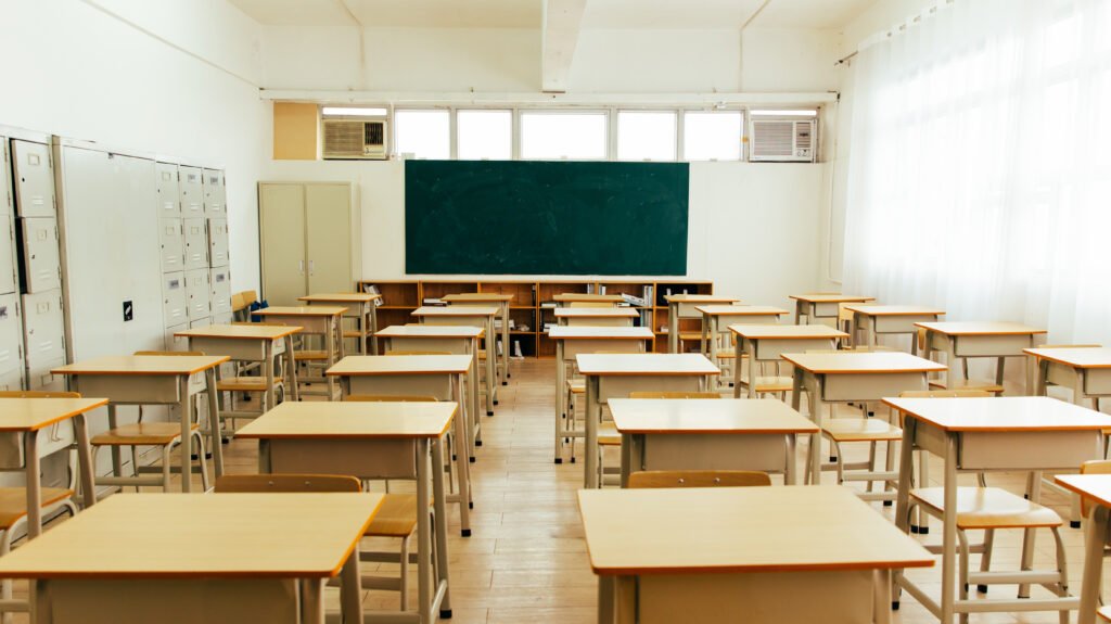 Paro docente bonaerense: aula vacía con pizarrón