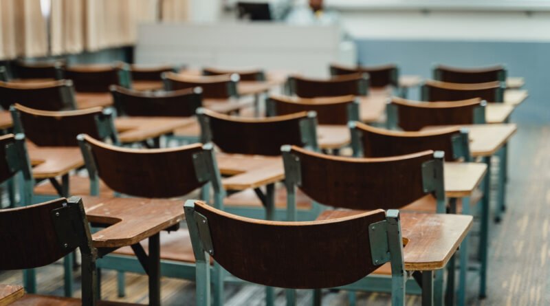 paro universitario: aula universitaria vacía con butacas de madera