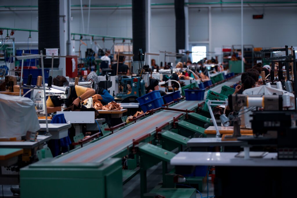 PBI segundo trimestre: interior de una fábrica con maquinaria industrial