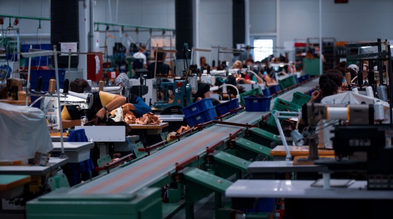 PBI segundo trimestre: interior de una fábrica con maquinaria industrial