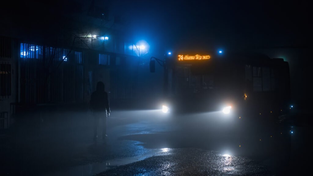 Pepita La Pistolera: calle nocturna con niebla estilo noir