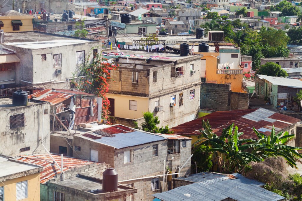 pobreza en Argentina: barrio humilde de casas bajas vista aérea