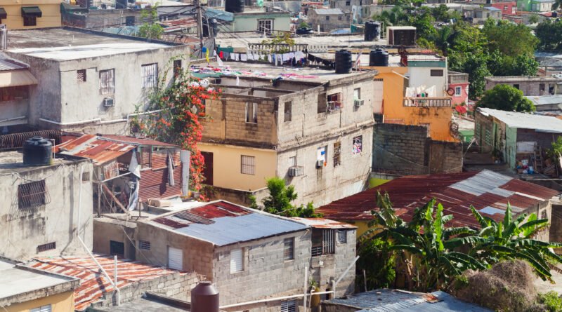 pobreza en Argentina: barrio humilde de casas bajas vista aérea