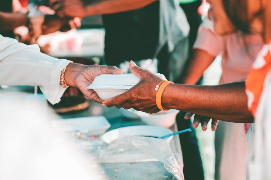 pobreza en Argentina: entrega solidaria de comida a personas necesitadas