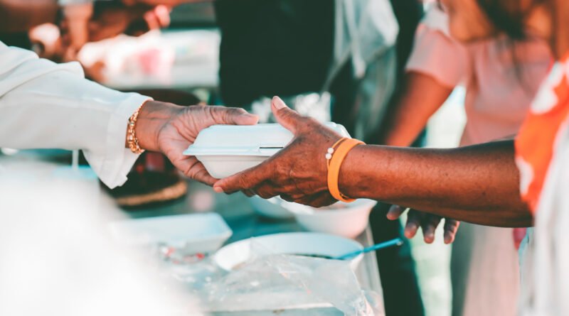 pobreza en Argentina: entrega solidaria de comida a personas necesitadas