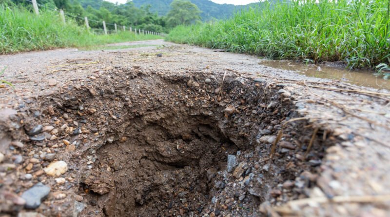 pozo en una escuela: socavón en el suelo por cañerías rotas
