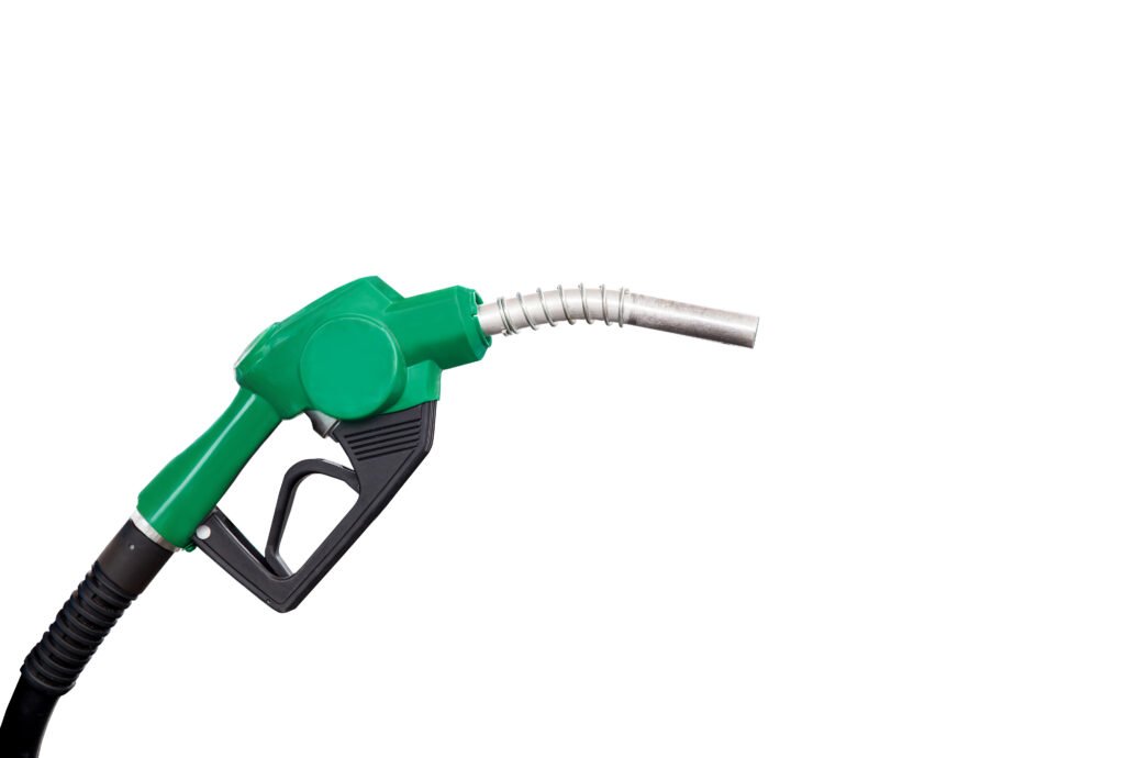 precio de la nafta: pico de surtidor cargando combustible