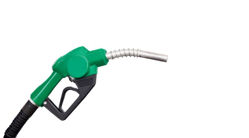 precio de la nafta: pico de surtidor cargando combustible