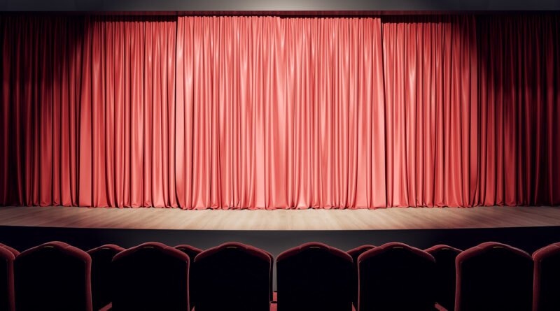 Premios ACE: escenario de teatro con telón rojo y butacas vacías
