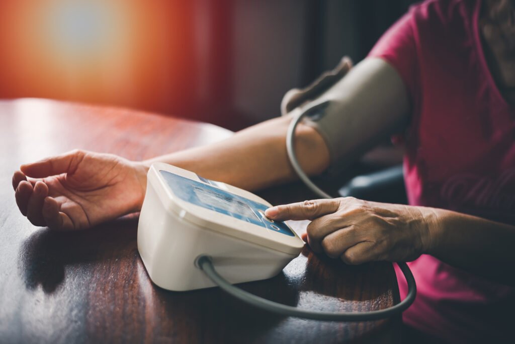 presión arterial: tensiómetro midiendo la presión en el brazo