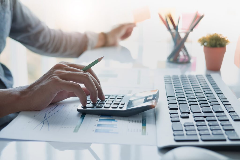 presupuesto 2027: documentos financieros y calculadora sobre un escritorio