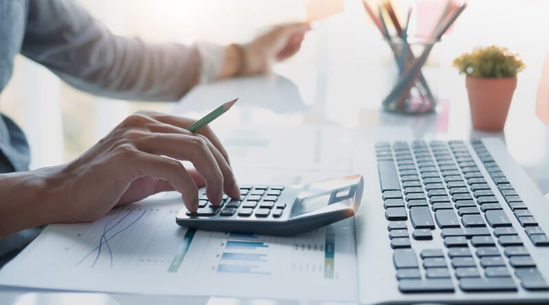 presupuesto 2027: documentos financieros y calculadora sobre un escritorio