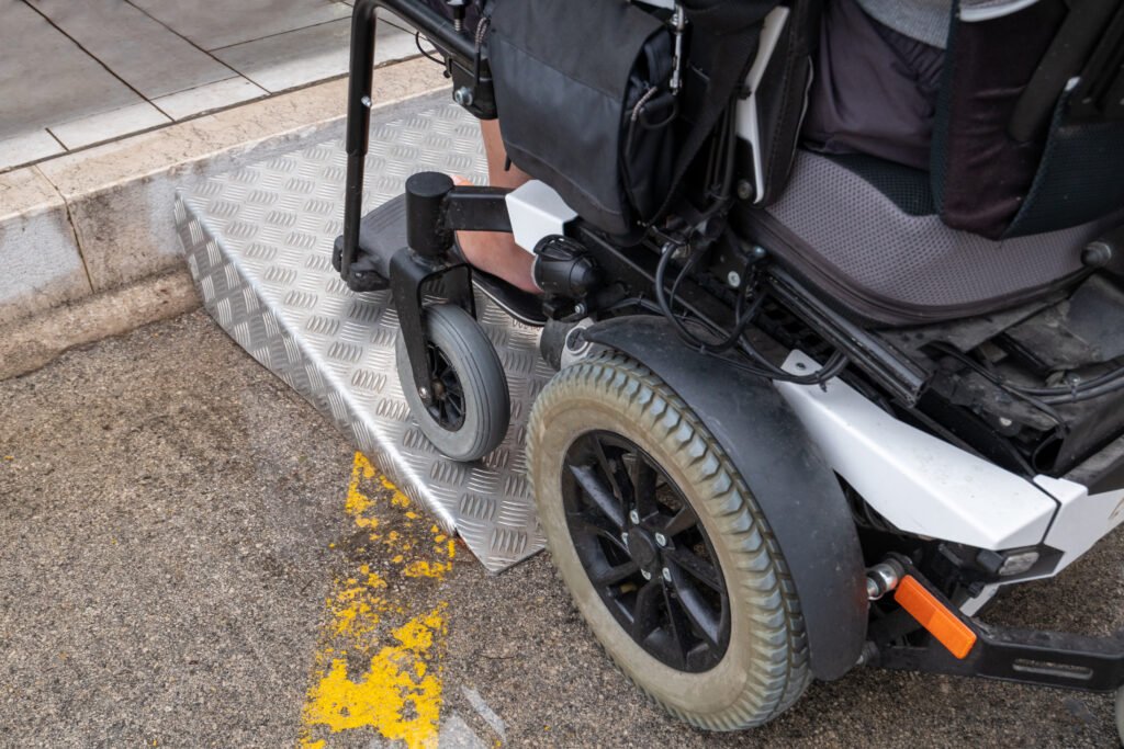 Presupuesto y Discapacidad: rampa de acceso para personas con discapacidad en la entrada de un edificio
