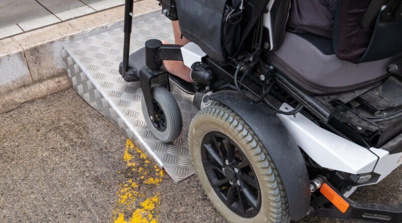 Presupuesto y Discapacidad: rampa de acceso para personas con discapacidad en la entrada de un edificio