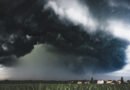 primavera 2026: nubes de tormenta oscuras sobre un campo