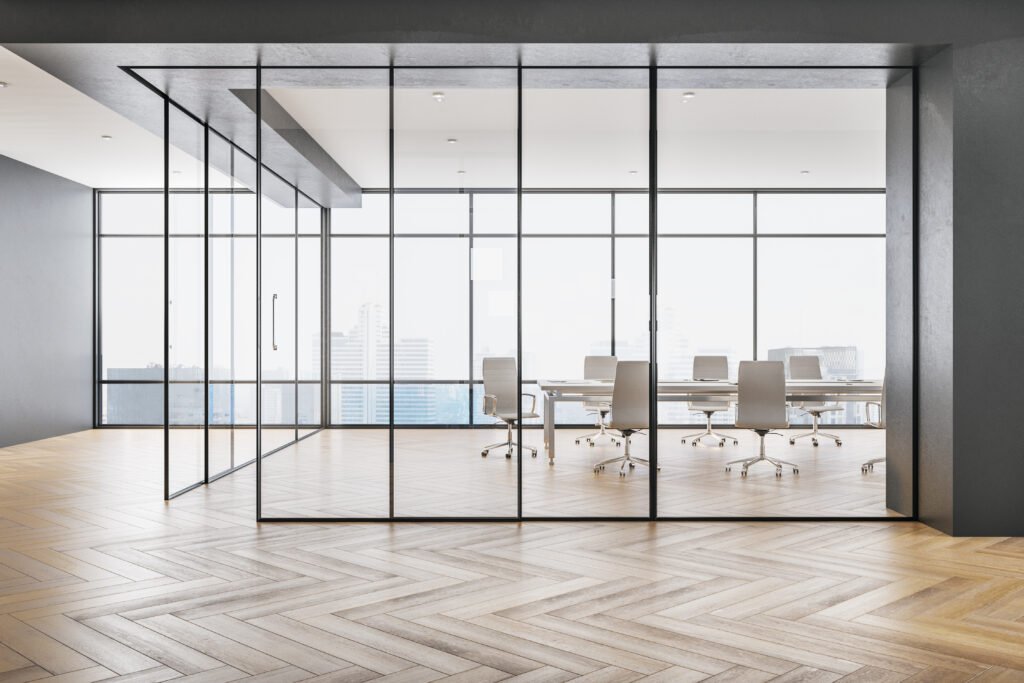 programa económico: sala de reuniones ejecutiva moderna con ventanal