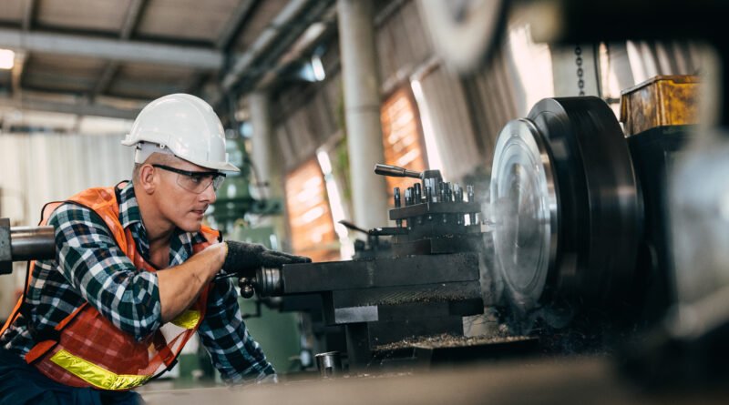 Pymes: operario trabajando en un torno en una fábrica