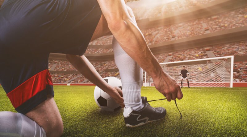 Racing y Boca: futbolista preparándose para patear un penal en el estadio