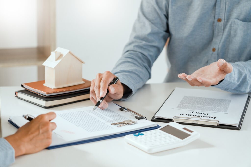 refinanciación de deudas: asesor y cliente firmando un acuerdo de préstamo