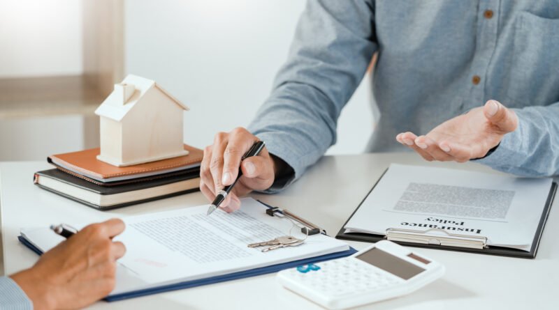 refinanciación de deudas: asesor y cliente firmando un acuerdo de préstamo