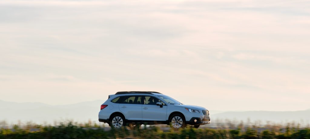 Renault Boreal: SUV mediano moderno en una ruta al atardecer