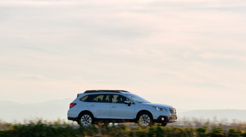 Renault Boreal: SUV mediano moderno en una ruta al atardecer
