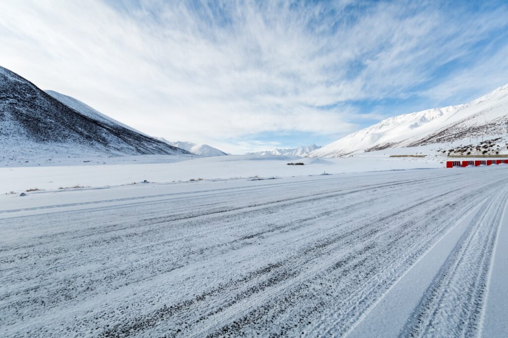 rescate en Neuquén: camino de montaña cubierto de nieve