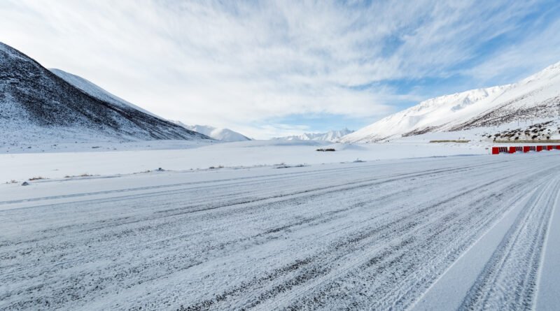 rescate en Neuquén: camino de montaña cubierto de nieve