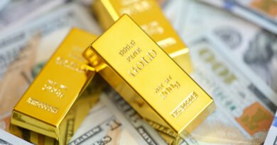 reservas del Banco Central: lingotes de oro sobre billetes de dólar