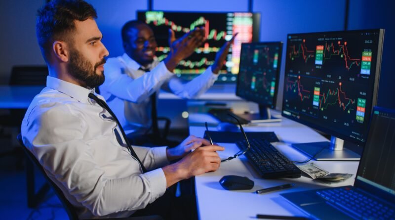 riesgo país: analistas financieros trabajando frente a pantallas