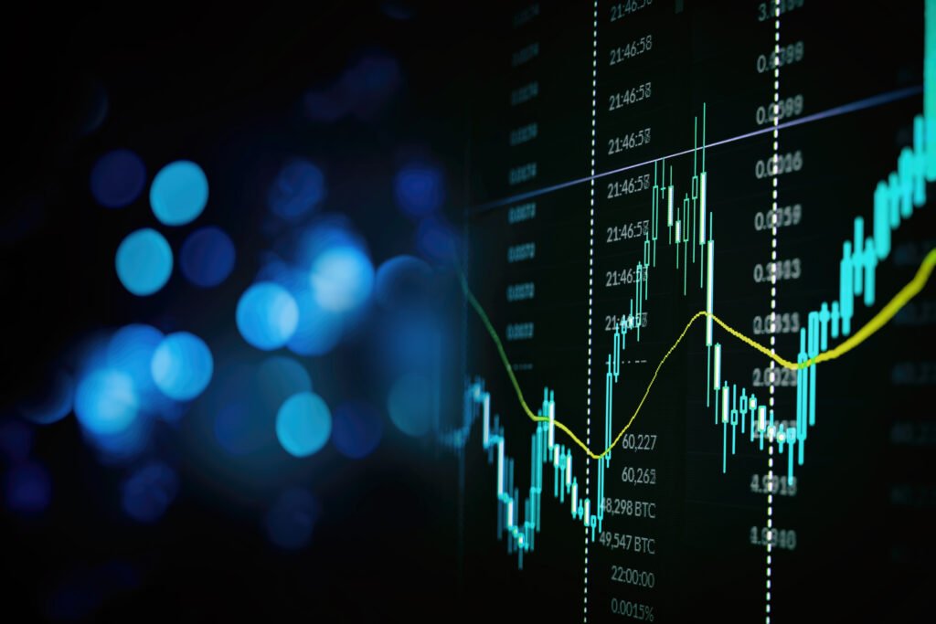 riesgo país: gráfico financiero en alza sobre fondo azul