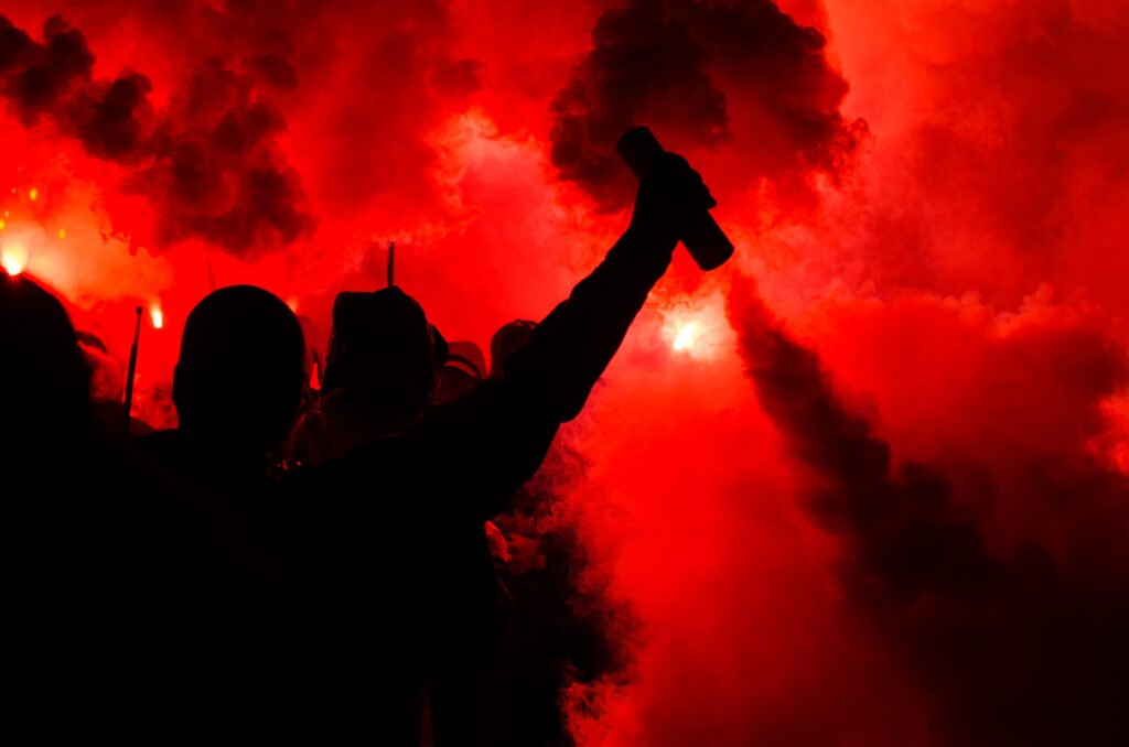 Rosario Central: hinchas de fútbol festejando con humo y bengalas