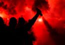 Rosario Central: hinchas de fútbol festejando con humo y bengalas