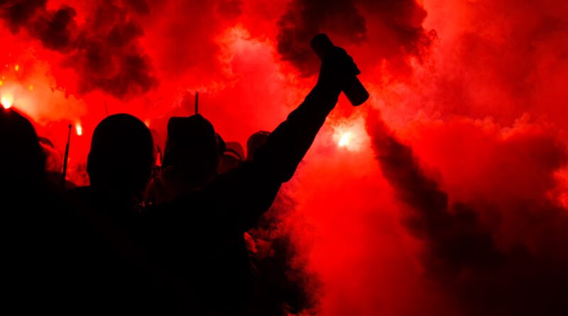 Rosario Central: hinchas de fútbol festejando con humo y bengalas