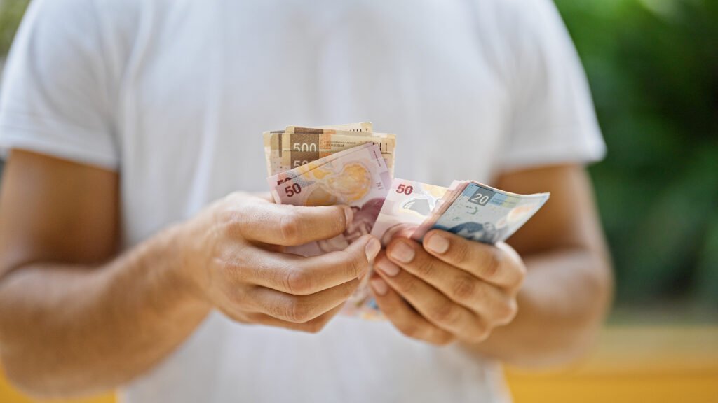 salario registrado: una persona cuenta billetes