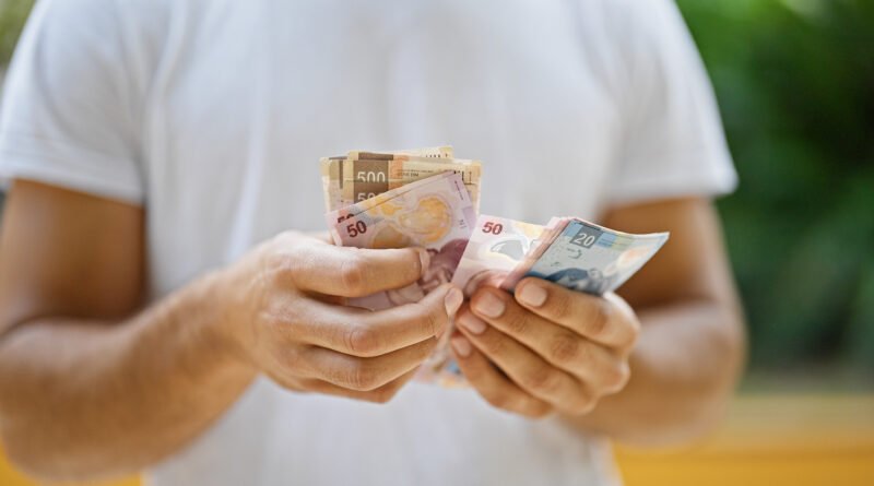 salario registrado: una persona cuenta billetes