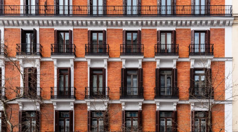 San José 1.111: fachada de un edificio de departamentos clásico