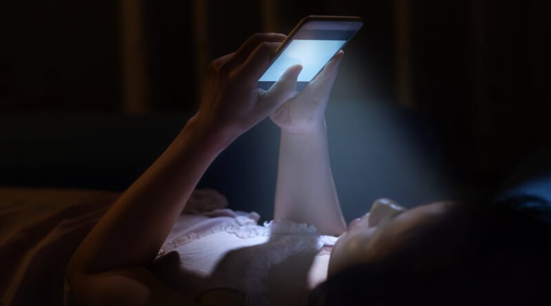 Sofía Gonet: persona usando el celular de noche, concepto de acoso digital