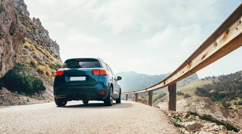 Subaru Impreza: auto compacto circulando por una ruta de montaña