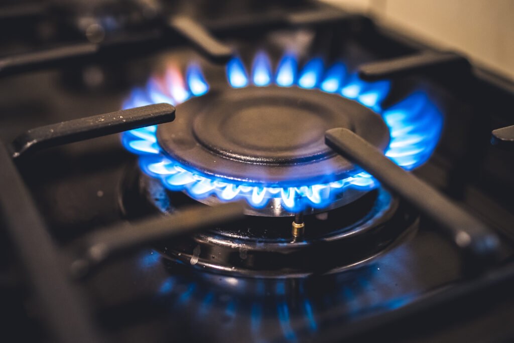 Subsidio de gas: hornalla de cocina encendida con llama azul