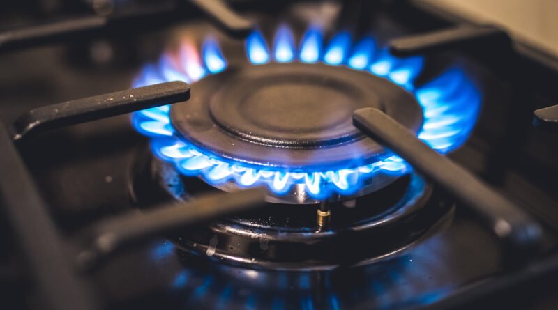 Subsidio de gas: hornalla de cocina encendida con llama azul