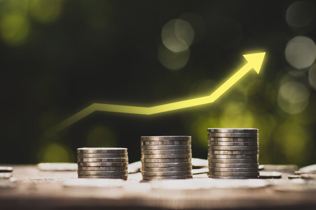 superávit financiero: monedas apiladas que simbolizan crecimiento fiscal