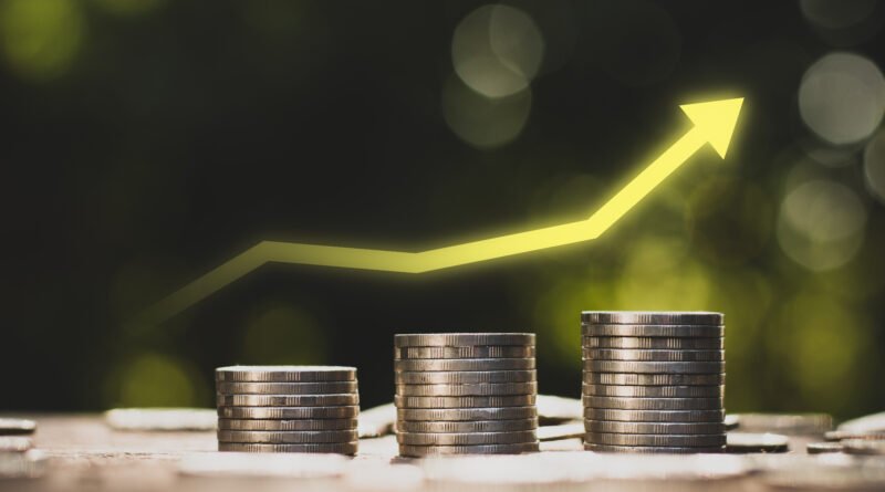 superávit financiero: monedas apiladas que simbolizan crecimiento fiscal