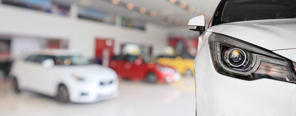 Tesla en Argentina: auto nuevo en el salón de exhibición de una concesionaria